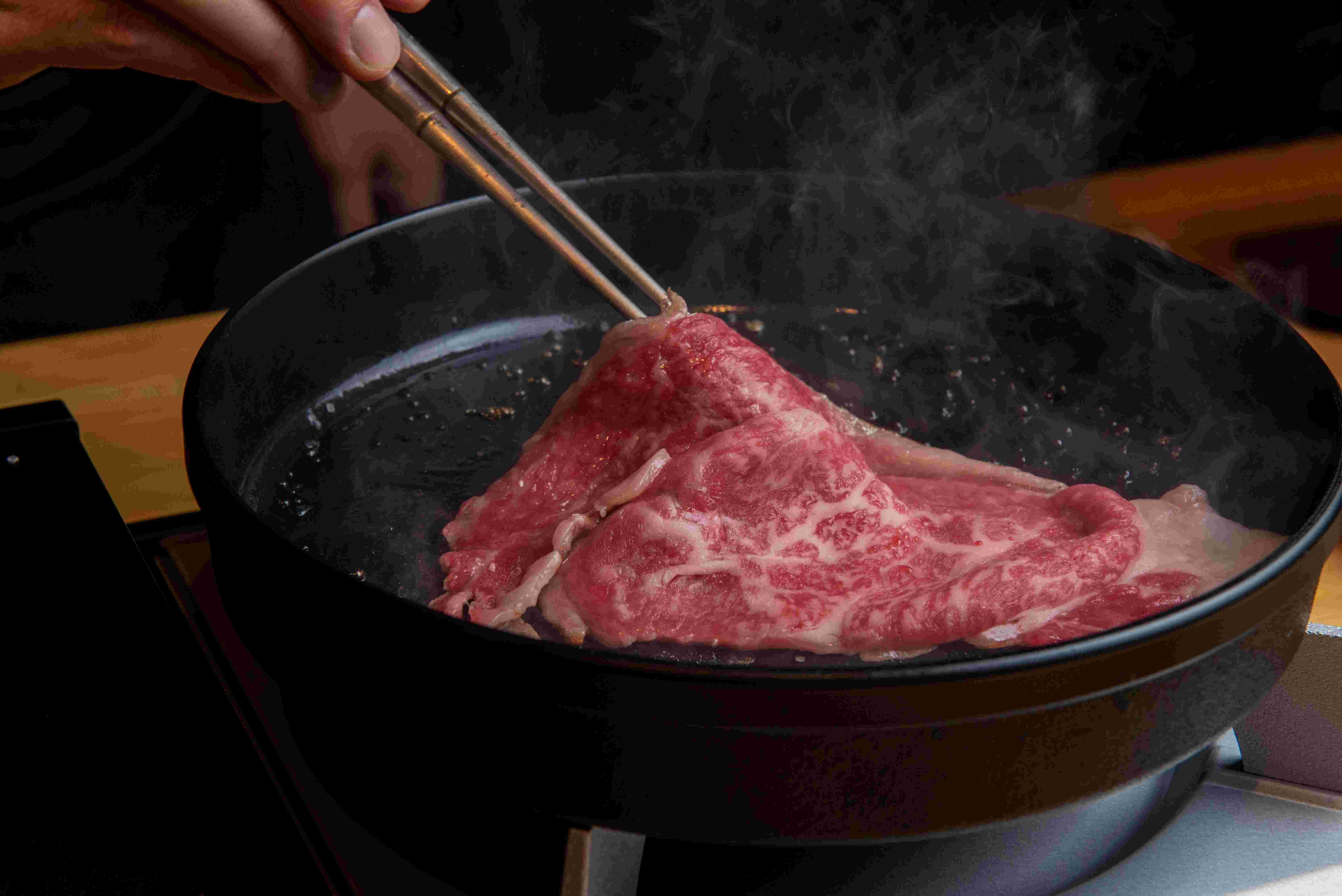 「壽喜燒.中川」誠意於日本各地搜羅風格各異,且達A5等級的極品和牛