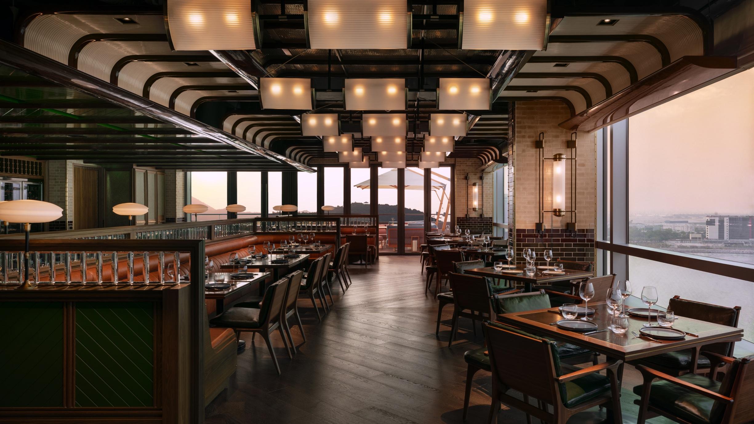 海岸扒房坐擁大嶼山巒和南中國海美景