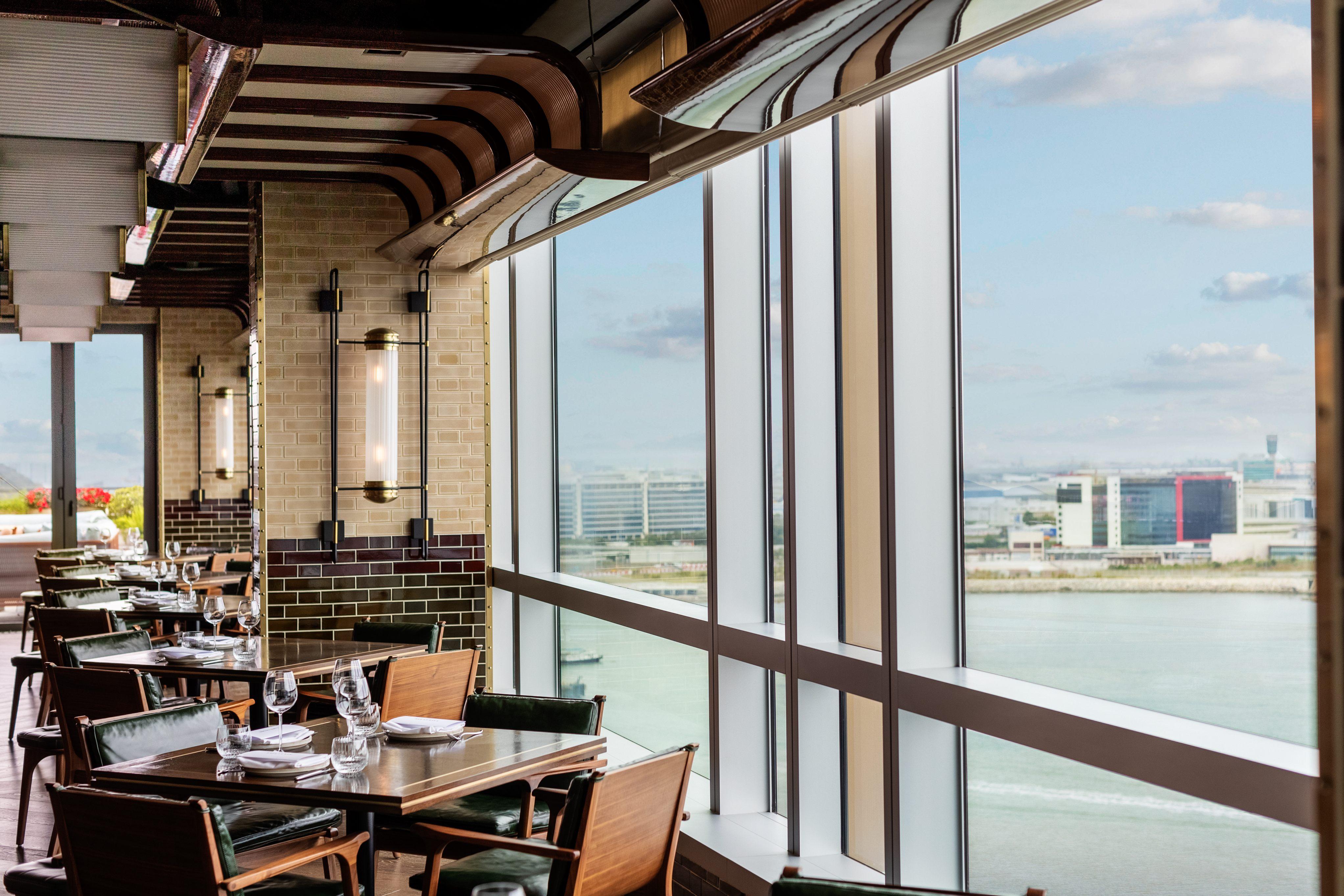 海岸扒房坐擁大嶼山巒和南中國海美景