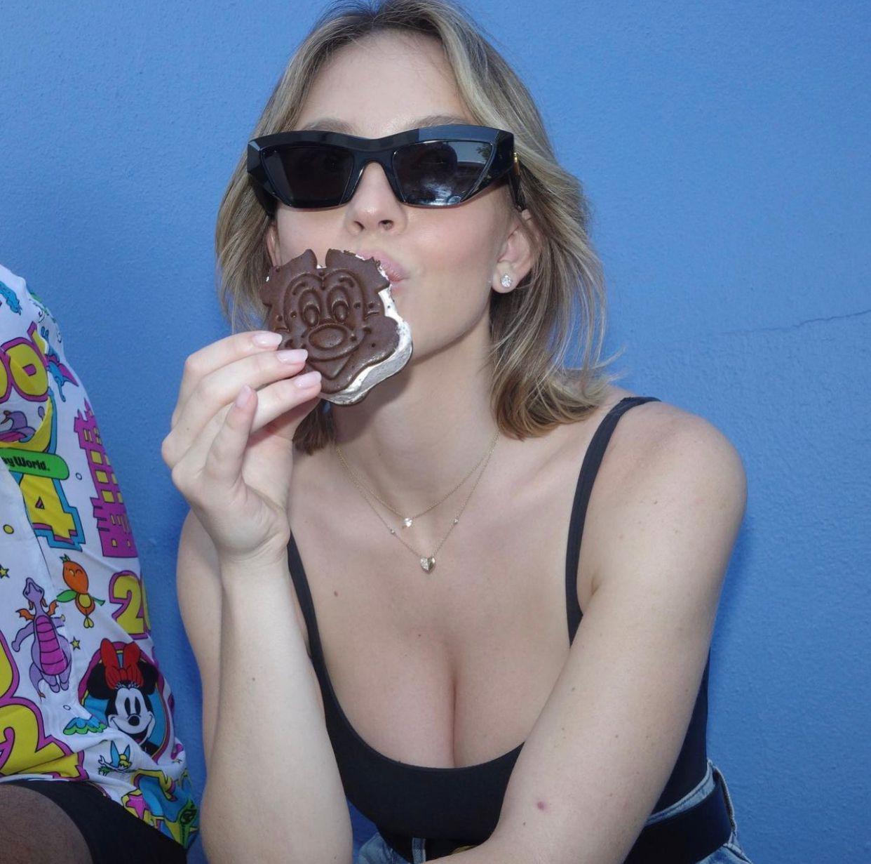 Sydney Sweeney以吊帶小背心拋胸上陣。