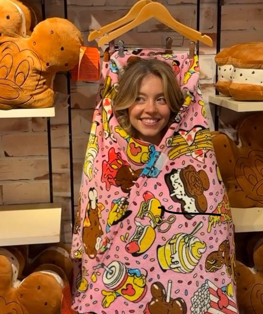 Sydney Sweeney趁空檔暢遊迪士尼。