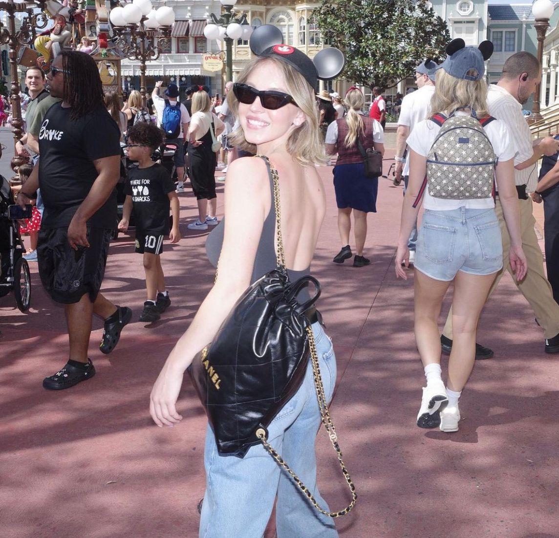 Sydney Sweeney以吊帶小背心拋胸上陣。