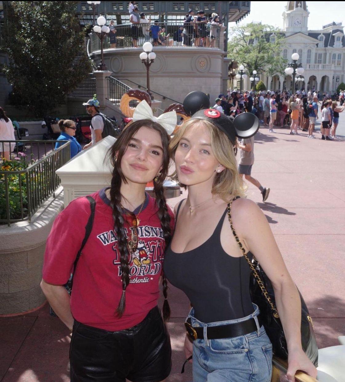 Sydney Sweeney以吊帶小背心拋胸上陣。