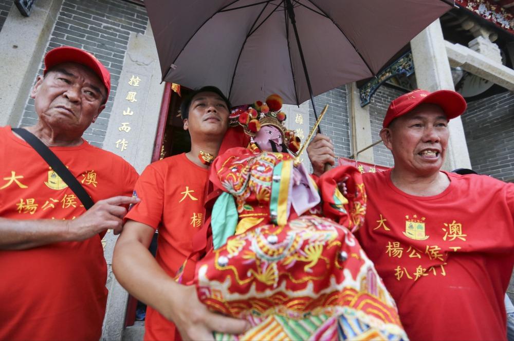 在端午節前一天(農曆五月初四)早上,三個漁業行會先到四間廟宇(楊侯古廟、天后廟、關帝廟和洪聖廟),請出代表神明的小神像,接載到被稱為龍躉的棚屋行會基地供奉。(圖片來源:Getty)