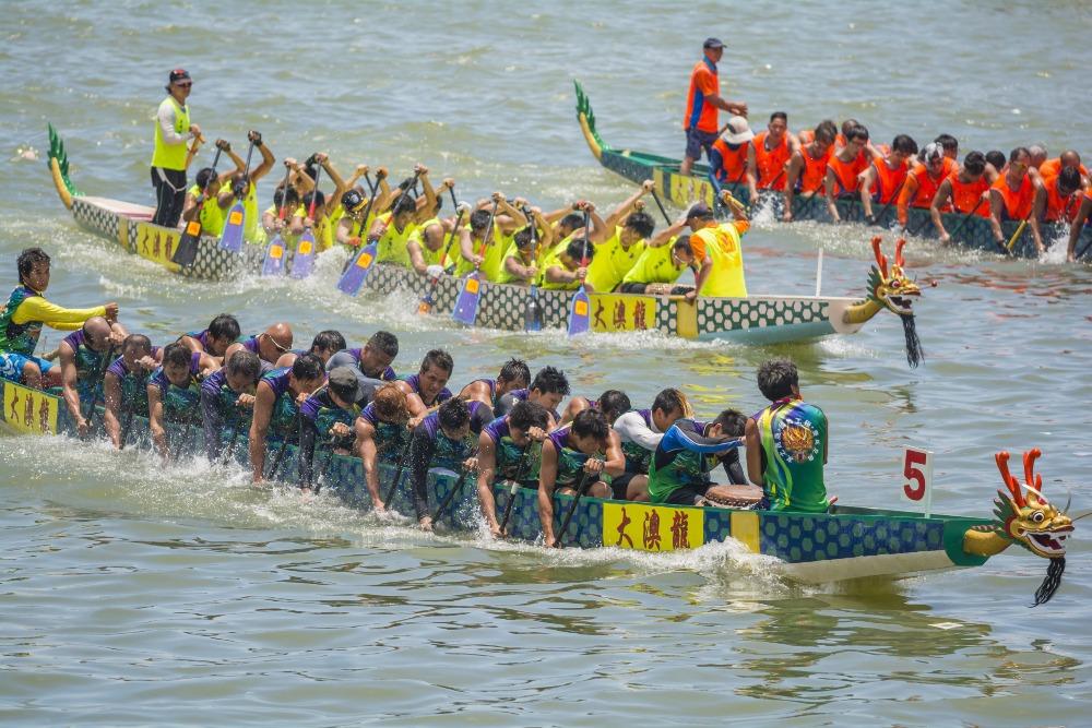 激昂的鼓聲、拼搏的划槳,龍舟比賽是每年端午節不可缺少的焦點節目。(圖片來源:Shutterstock )