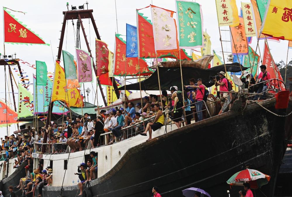端午節習俗,在端午節前一天(農曆五月初四)早上,三個漁業行會先到四間廟宇(楊侯古廟、天后廟、關帝廟和洪聖廟),請出代表神明的小神像,接載到被稱為龍躉的棚屋行會基地供奉。(圖片來源:Getty)