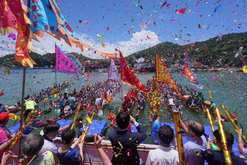 端午節習俗,大澳每年在端午節完成遊涌活動後,便會舉行龍舟比賽,慶祝佳節。(圖片來源:Getty)