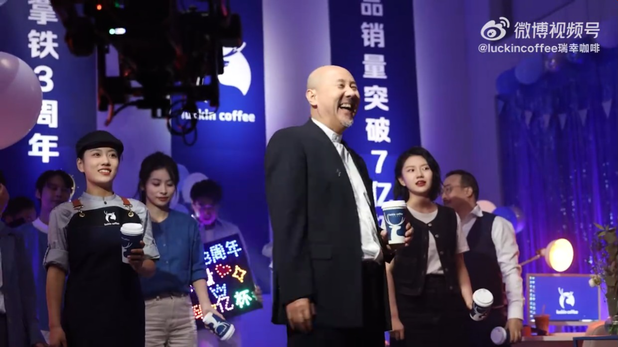 內蒙歌手騰格爾沒戴眼鏡的話,跟Wyman完全不似樣。