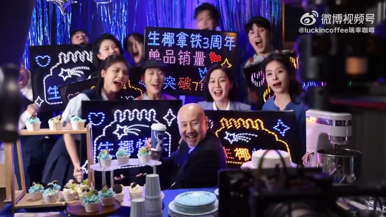 內蒙歌手騰格爾沒戴眼鏡的話,跟Wyman完全不似樣。