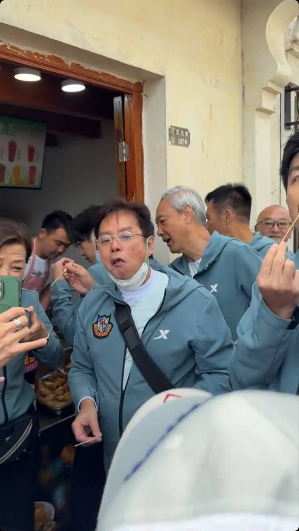 譚詠麟等在街頭掃小食。