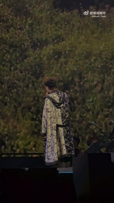 Eason在南京演唱會唱《任我行》時,背住觀眾唱。