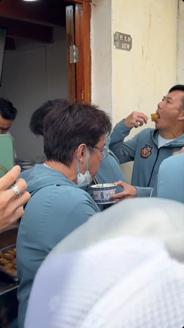 譚詠麟等在街頭掃小食。