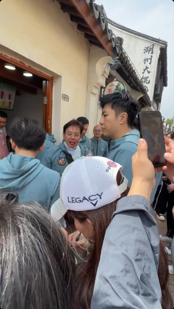 譚詠麟等在街頭掃小食。