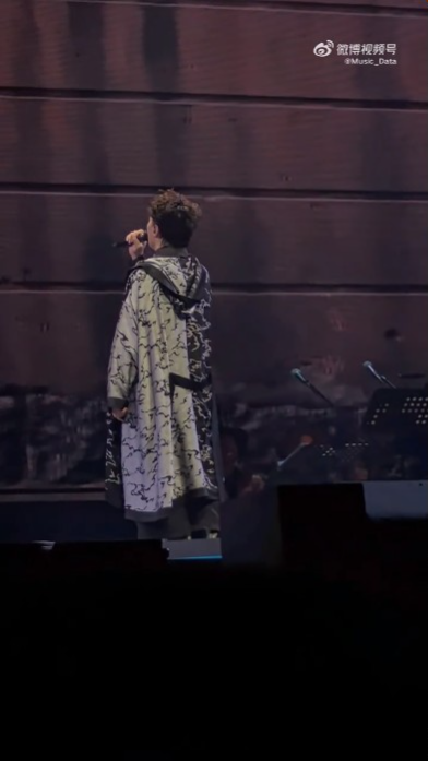 Eason在南京演唱會唱《任我行》時,背住觀眾唱。