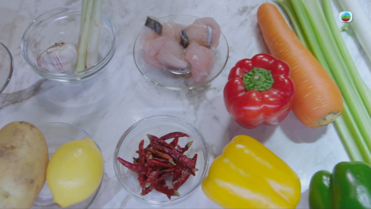 方力申在《逆天奇案2》扮演唐教授,而且不時拍他煲湯的畫面。