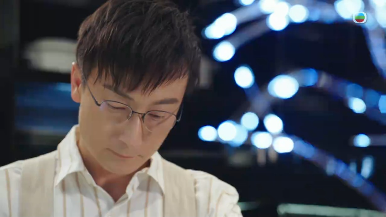 方力申在《逆天奇案2》扮演唐教授,而且不時拍他煲湯的畫面。