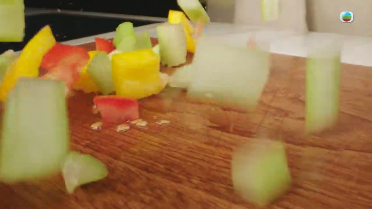 方力申在《逆天奇案2》扮演唐教授,而且不時拍他煲湯的畫面。