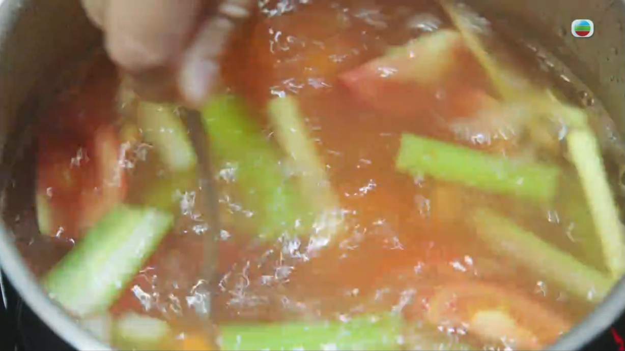 方力申在《逆天奇案2》扮演唐教授,而且不時拍他煲湯的畫面。