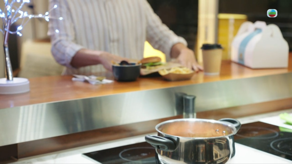 方力申在《逆天奇案2》扮演唐教授,而且不時拍他煲湯的畫面。