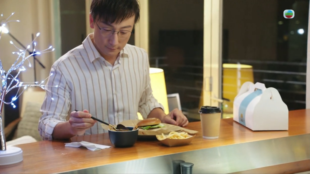 方力申在《逆天奇案2》扮演唐教授,而且不時拍他煲湯的畫面。