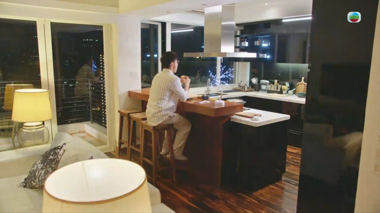 方力申在《逆天奇案2》扮演唐教授,而且不時拍他煲湯的畫面。