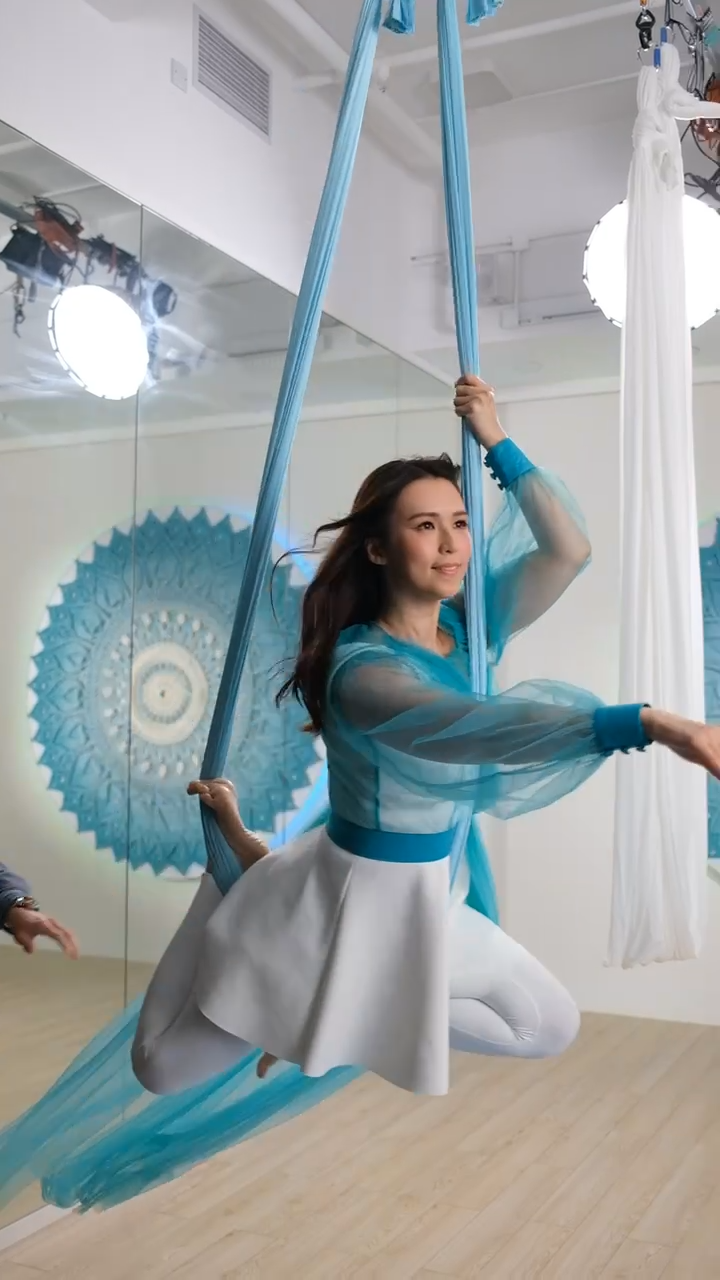 孫慧雪為品牌拍攝廣告要挑戰玩高空瑜珈。