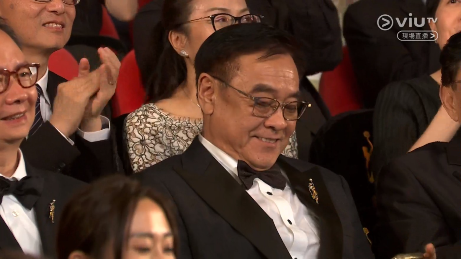 金像獎2024|鏡頭多次拍下爾冬陞的表情,見到他笑得非常開心。