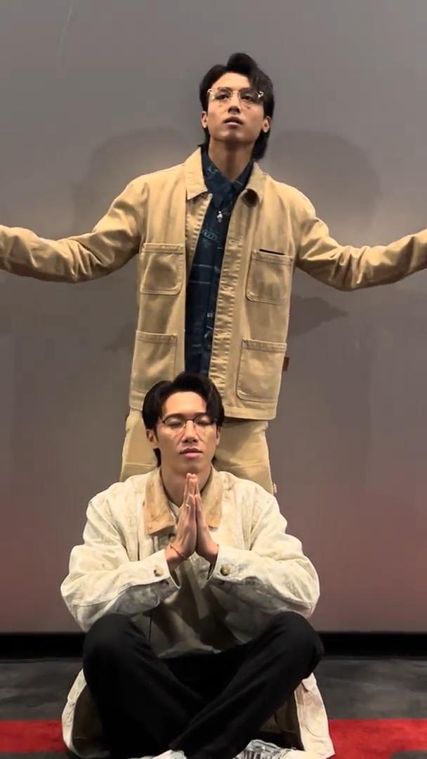 AK與Stanley合演「驅蚊大悲咒」。