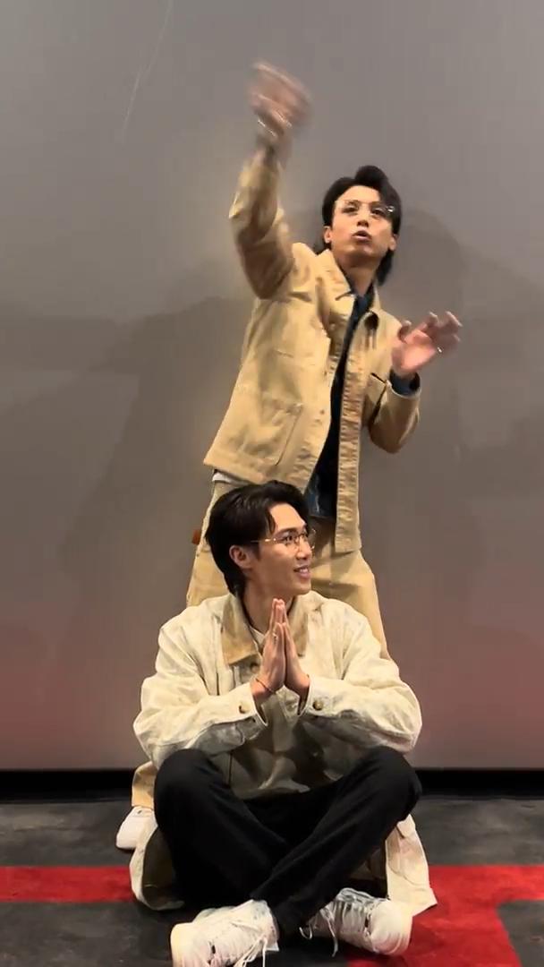 AK與Stanley合演「驅蚊大悲咒」。