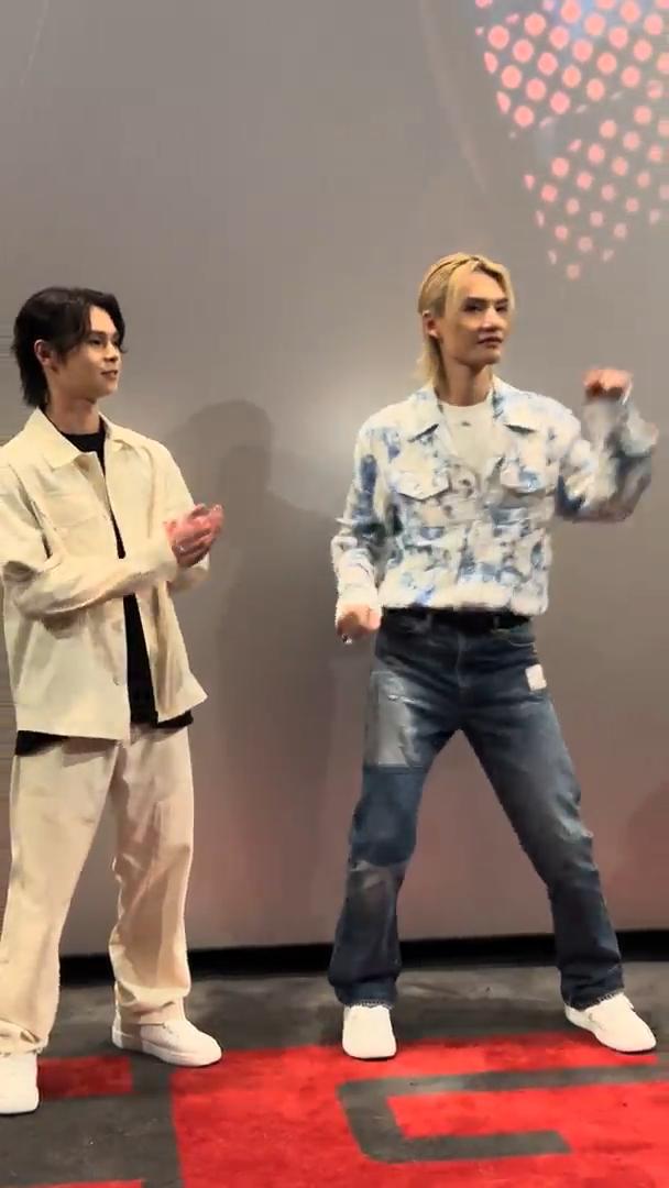 Jeremy非常落力,玩到趴地。