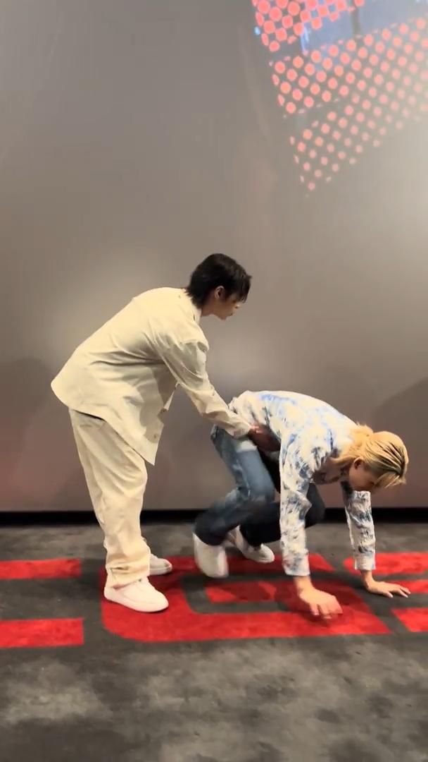 Jeremy非常落力,玩到趴地。