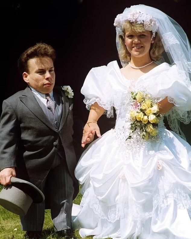Samantha Davis參演1988年電影《小魔仙》認識Warwick Davis,兩人在三年後結婚。