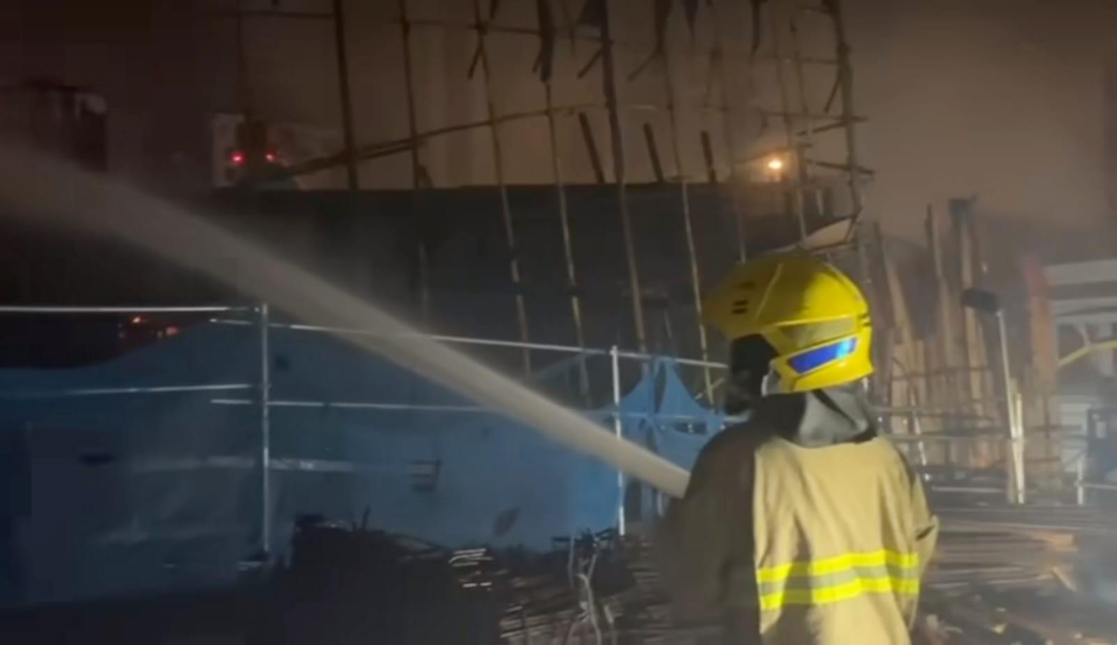 洪水橋地盤大火晚上升為四級。(消防處FB影片截圖)