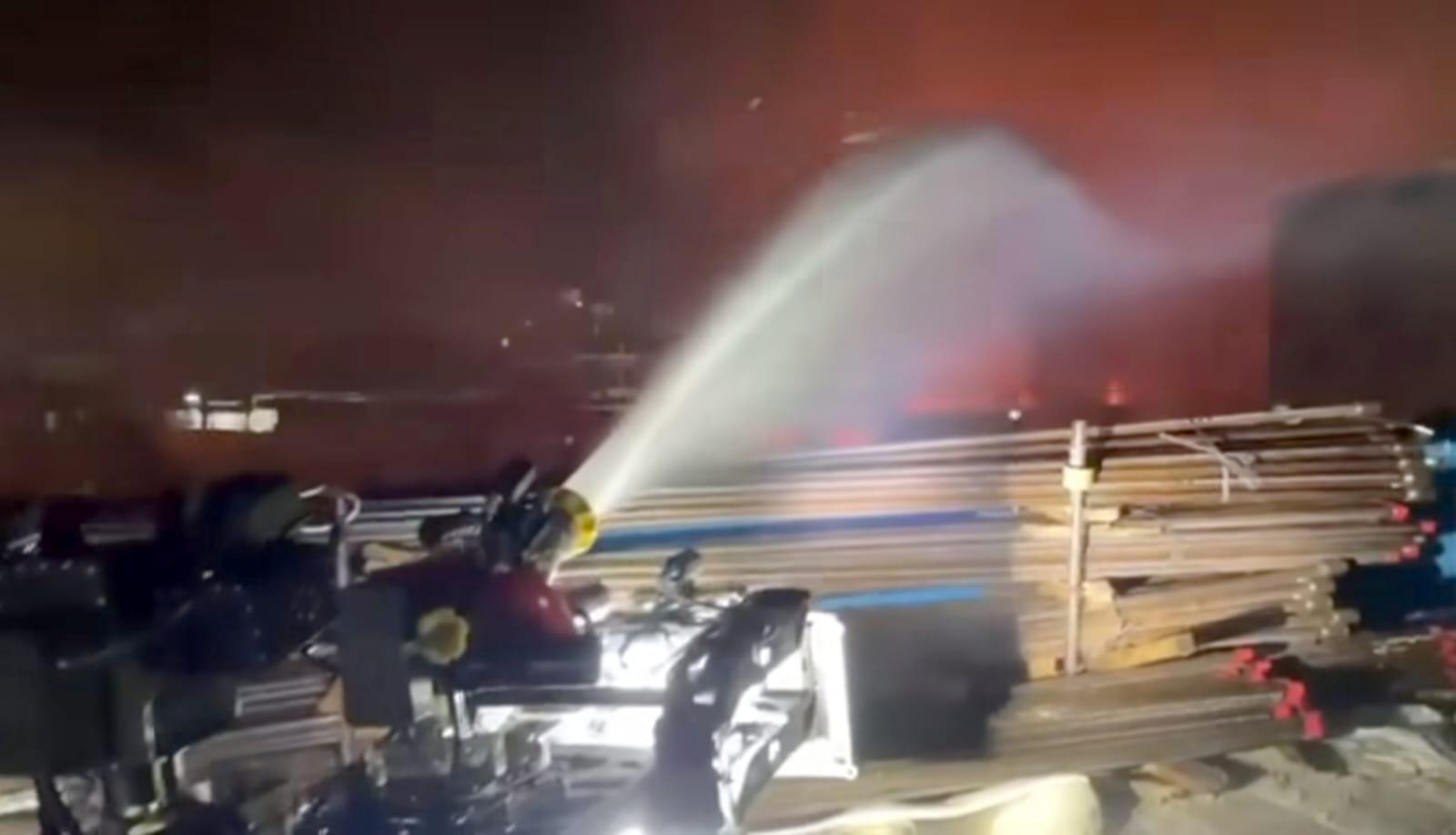 洪水橋地盤大火晚上升為四級。(消防處FB影片截圖)