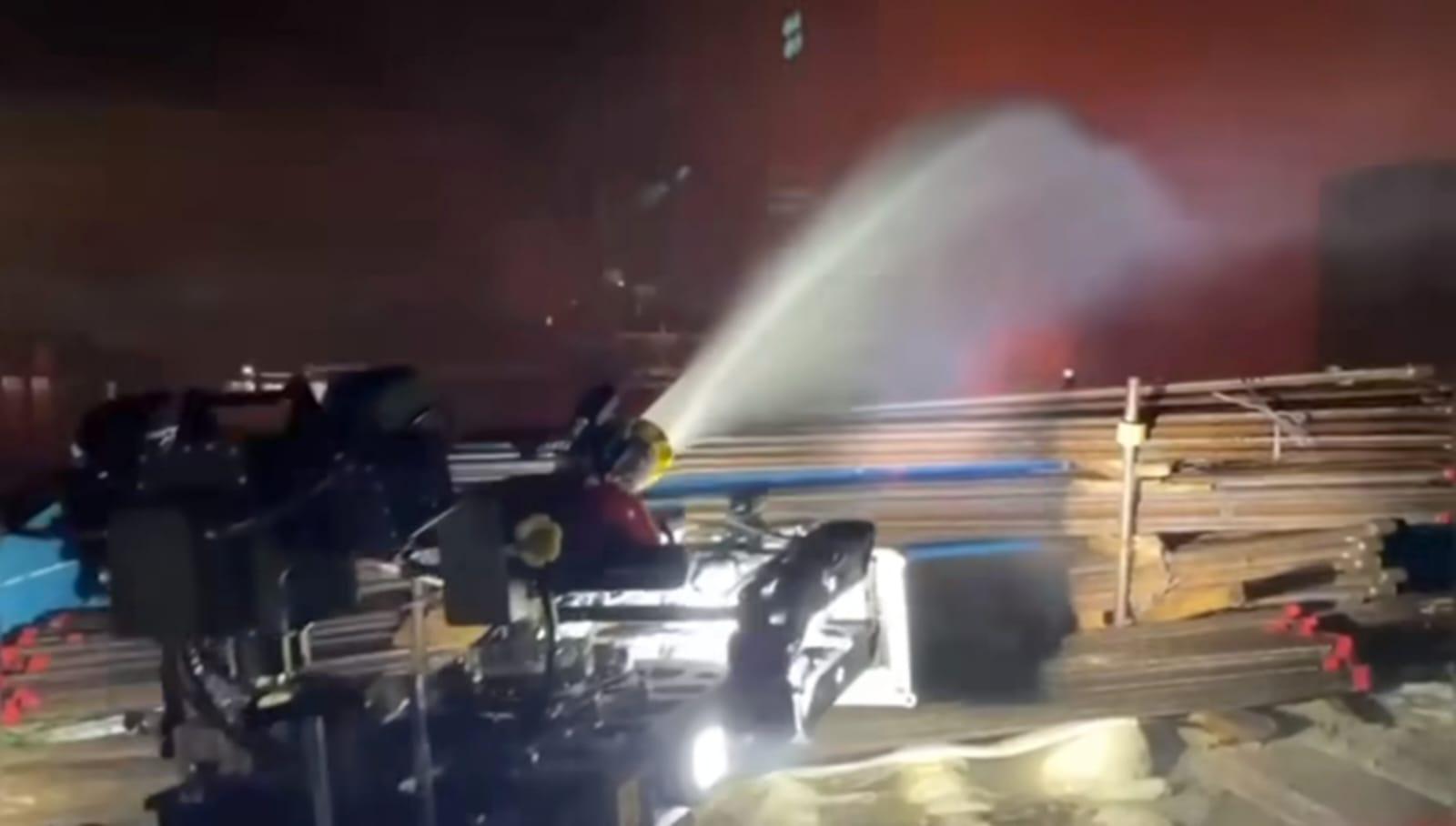 洪水橋地盤大火晚上升為四級。(消防處FB影片截圖)