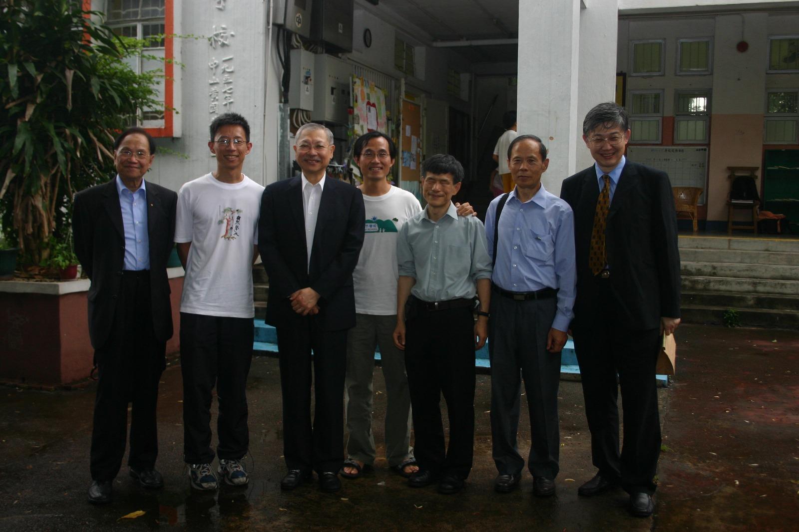 前教育局長孫明揚先生(左三)和自校贊助人施永青先生(右一)到訪自然學校。