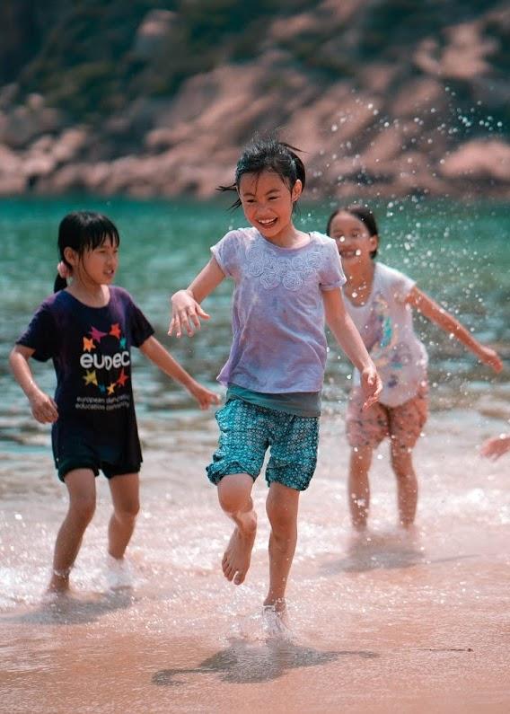 自然學校的辦學理念主要分為五方面,包括情意自然教育、人本教育、自主學習、生活與學習合一及整全人格的陶養。