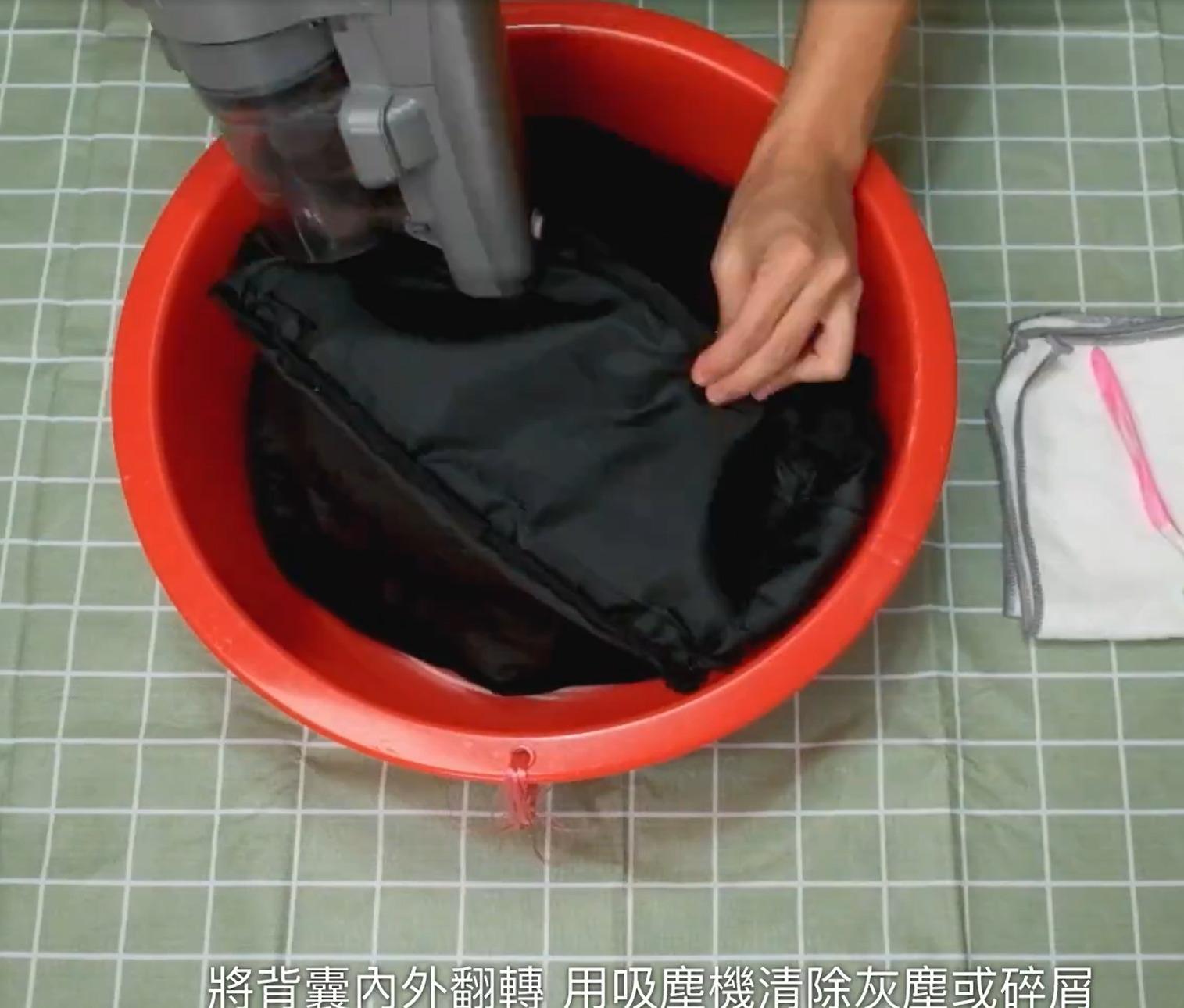 尼龍背囊清潔丨將背囊內外翻轉,用吸塵機清除灰塵或碎屑