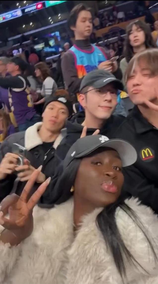 MIRROR三子姜濤、Edan和Stanley睇波被外籍女士集郵。