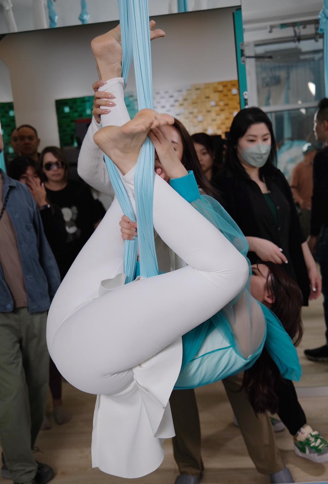 孫慧雪為品牌拍攝廣告要挑戰玩高空瑜珈。