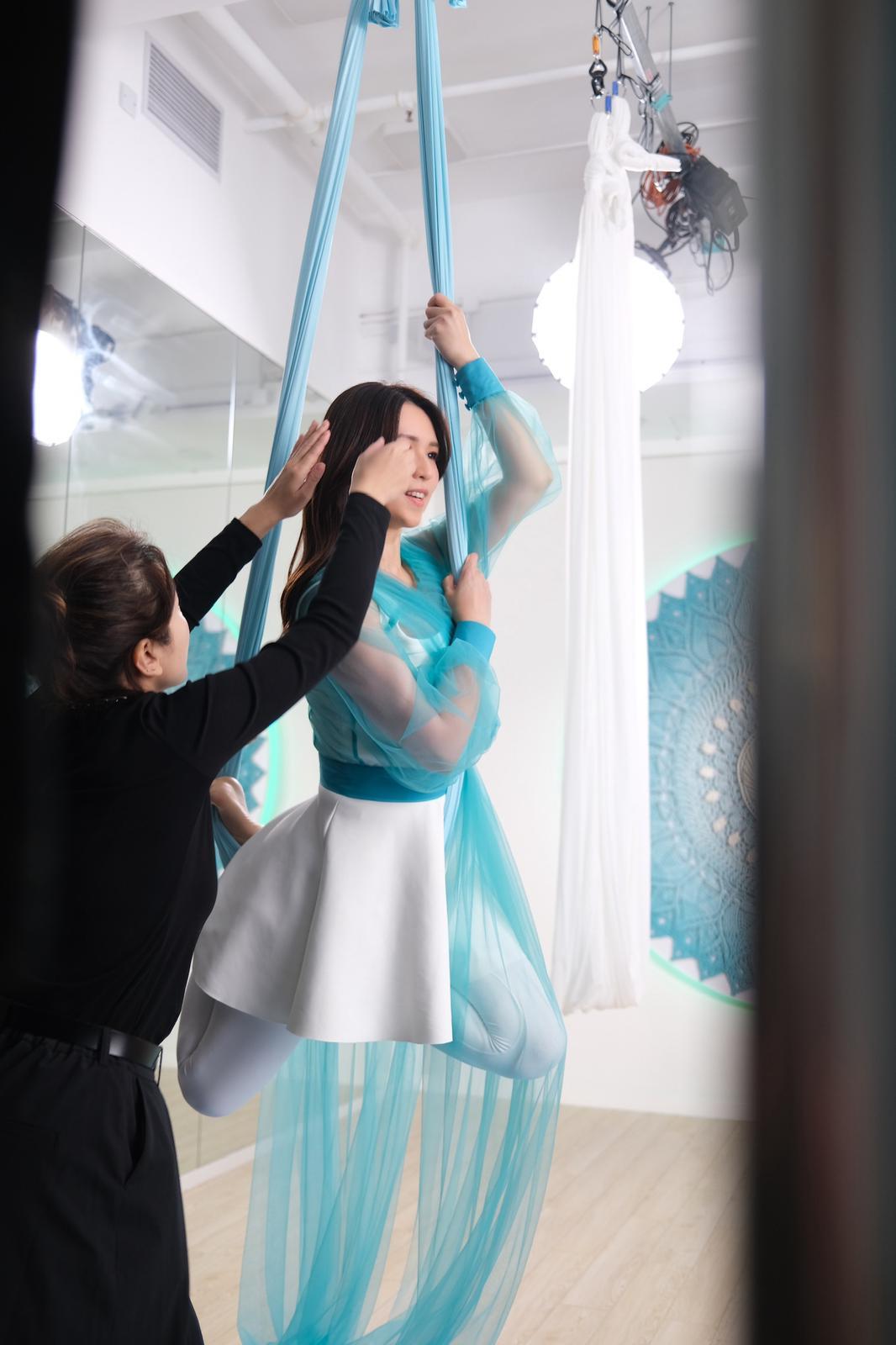 孫慧雪為品牌拍攝廣告要挑戰玩高空瑜珈。