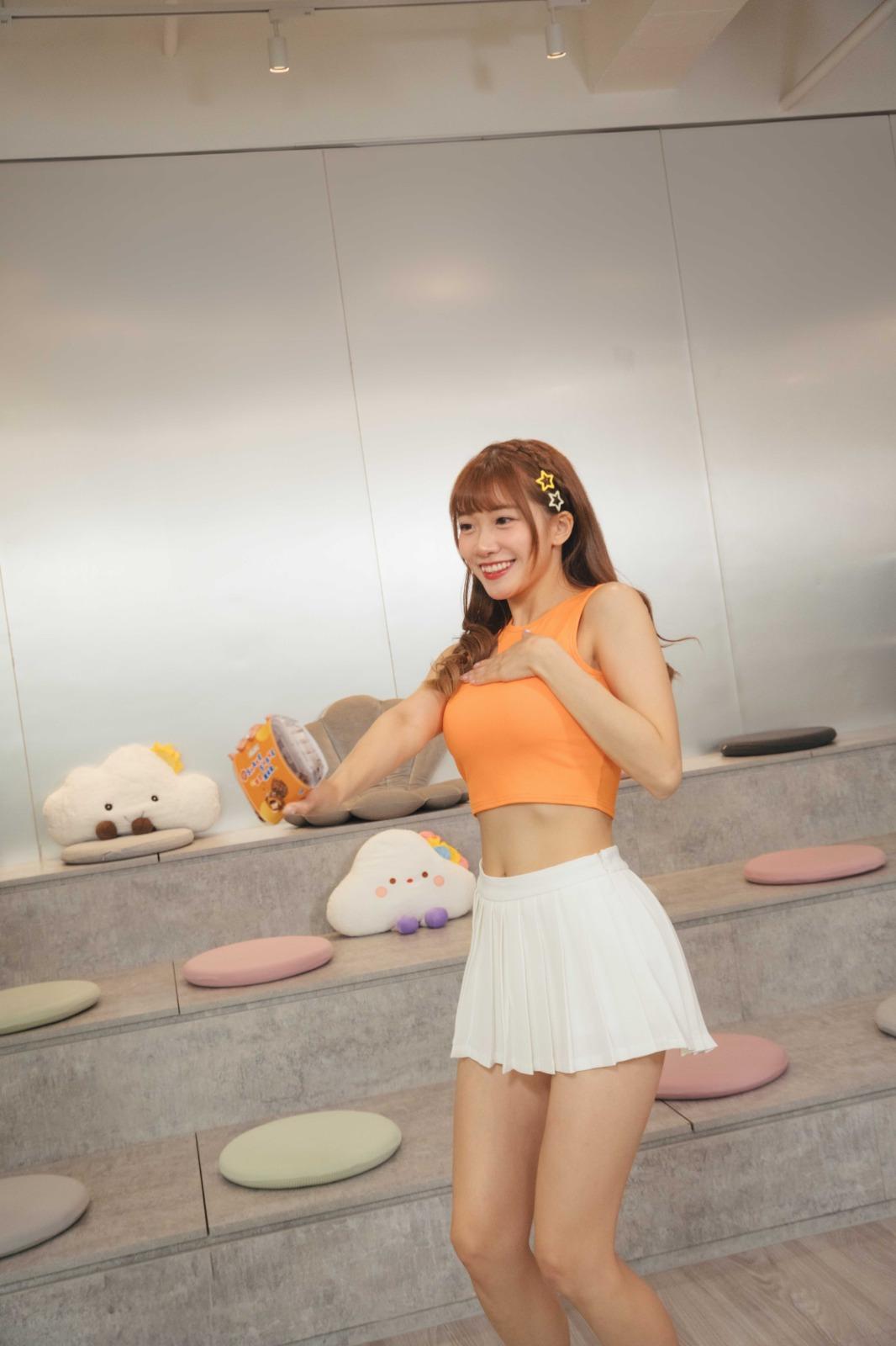 冼迪琦試食「阿華田Shake Shake 爆漿糯米糍」及「阿華田流心包」