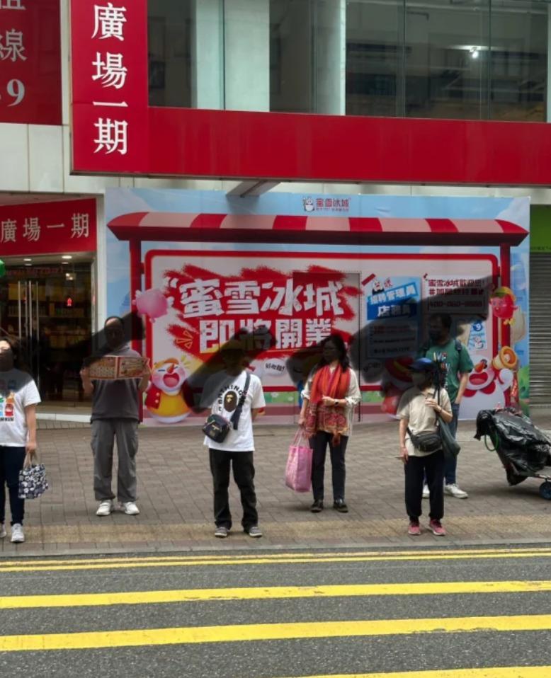 蜜雪冰城|銅鑼灣開第二分店,招聘廣告指月薪最高達2.2萬。(小紅書)