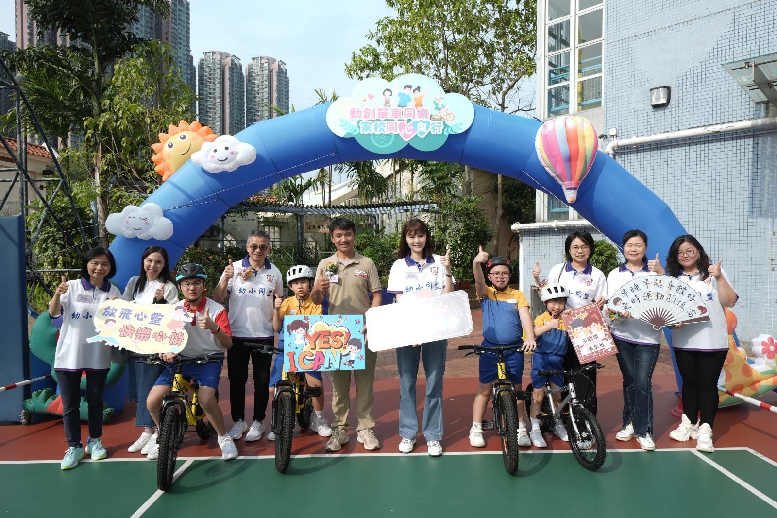 主禮團嘉賓與進行單 車體 驗 活動 的 幼小 學生 大 合照 。