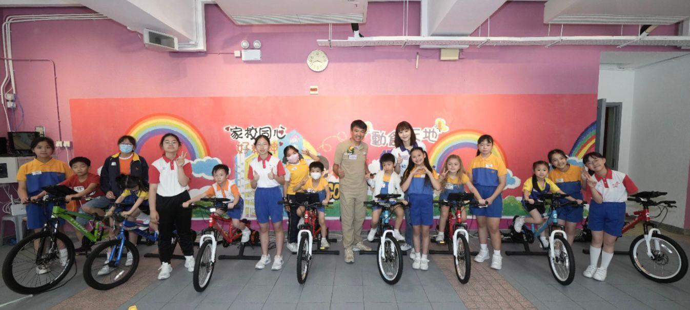 黃金寶先生與龐董晶怡主席為參 與單 車 體 驗活 動 的幼 小 學生 打氣 ,場面十分熱鬧。