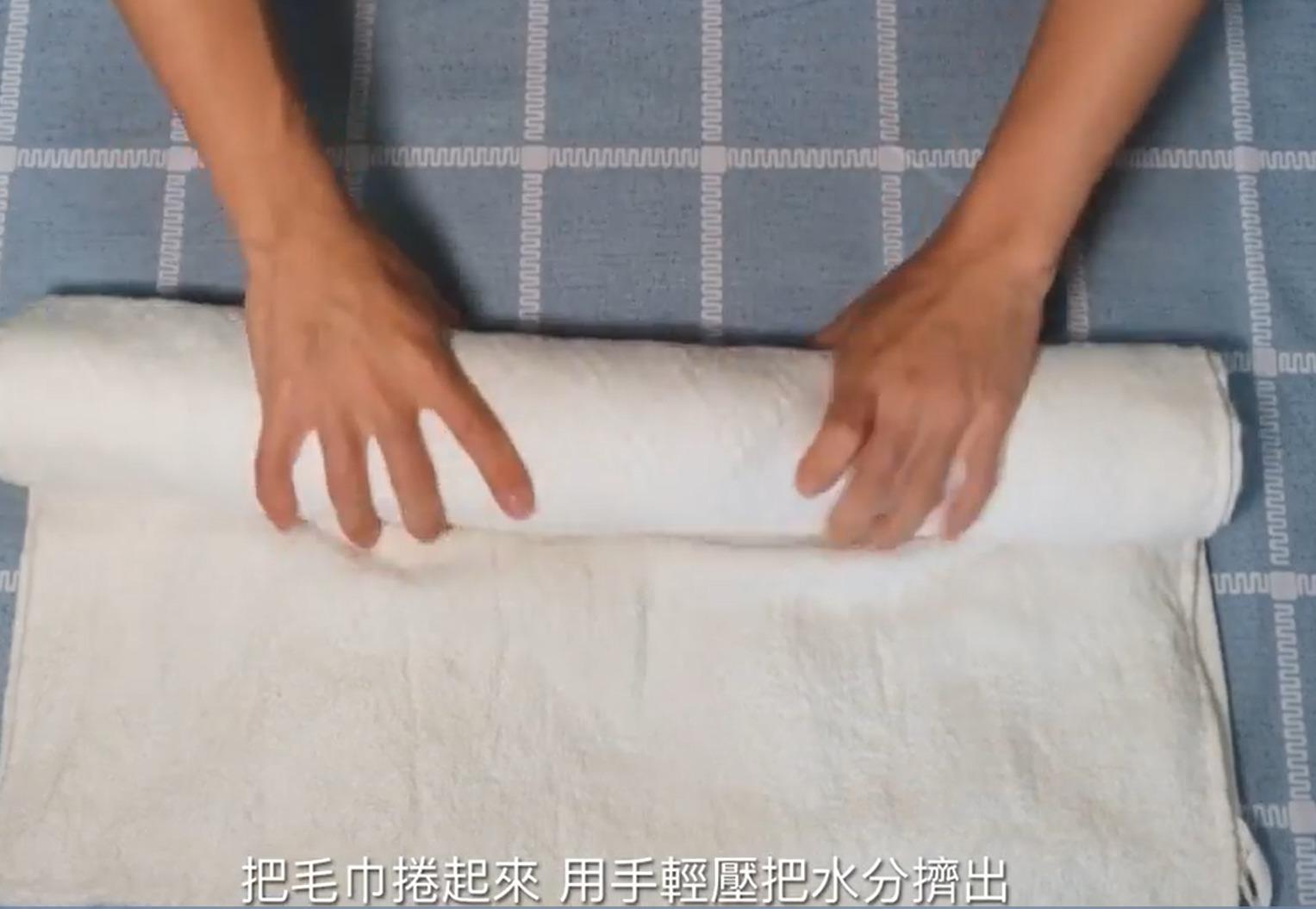 羊毛/Cashmere頸巾清洗丨晾乾步驟,把毛巾捲起來,用手輕壓把水分擠出