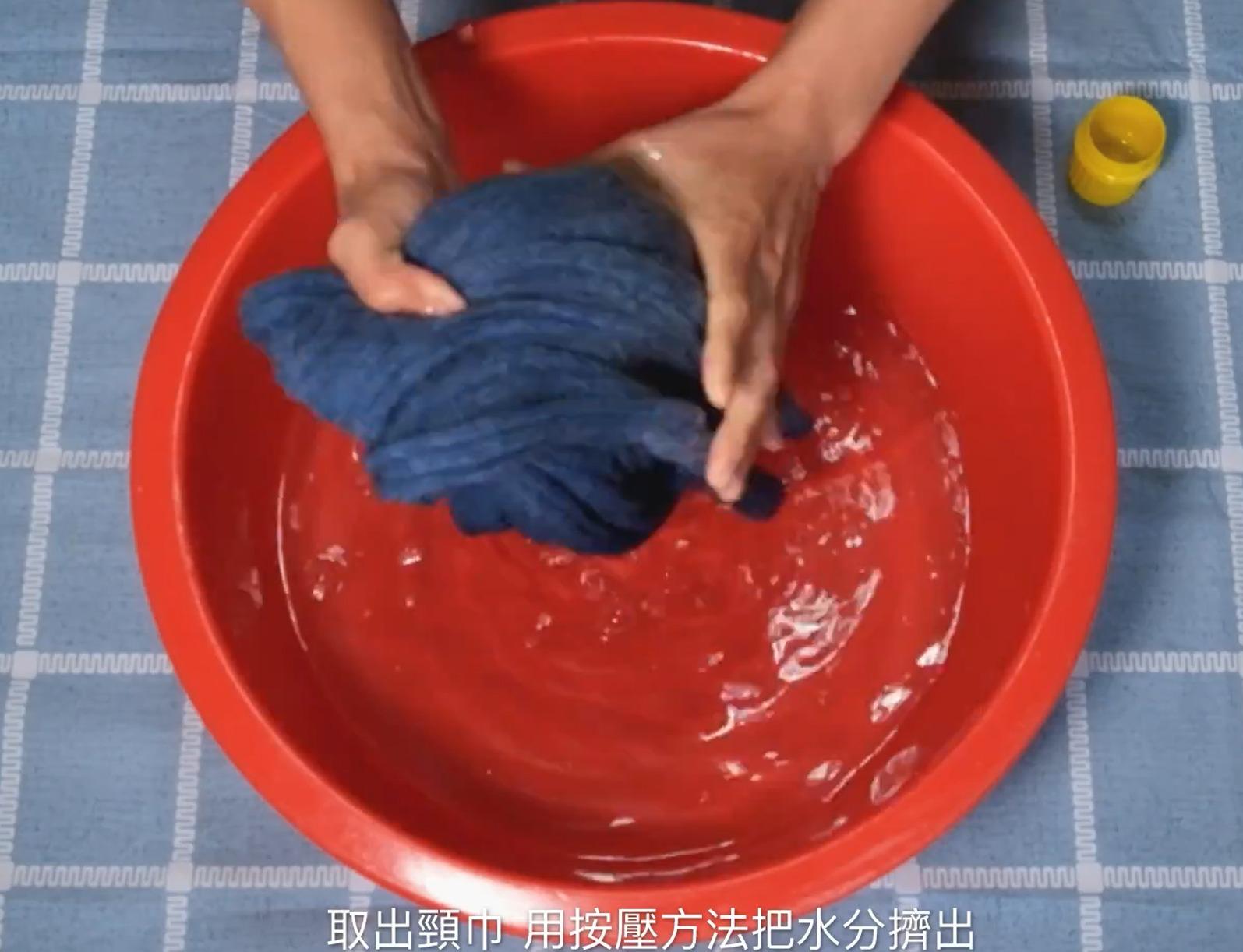 羊毛/Cashmere頸巾清洗丨手洗方法教學,取出頸巾,用按壓方法把水分擠出