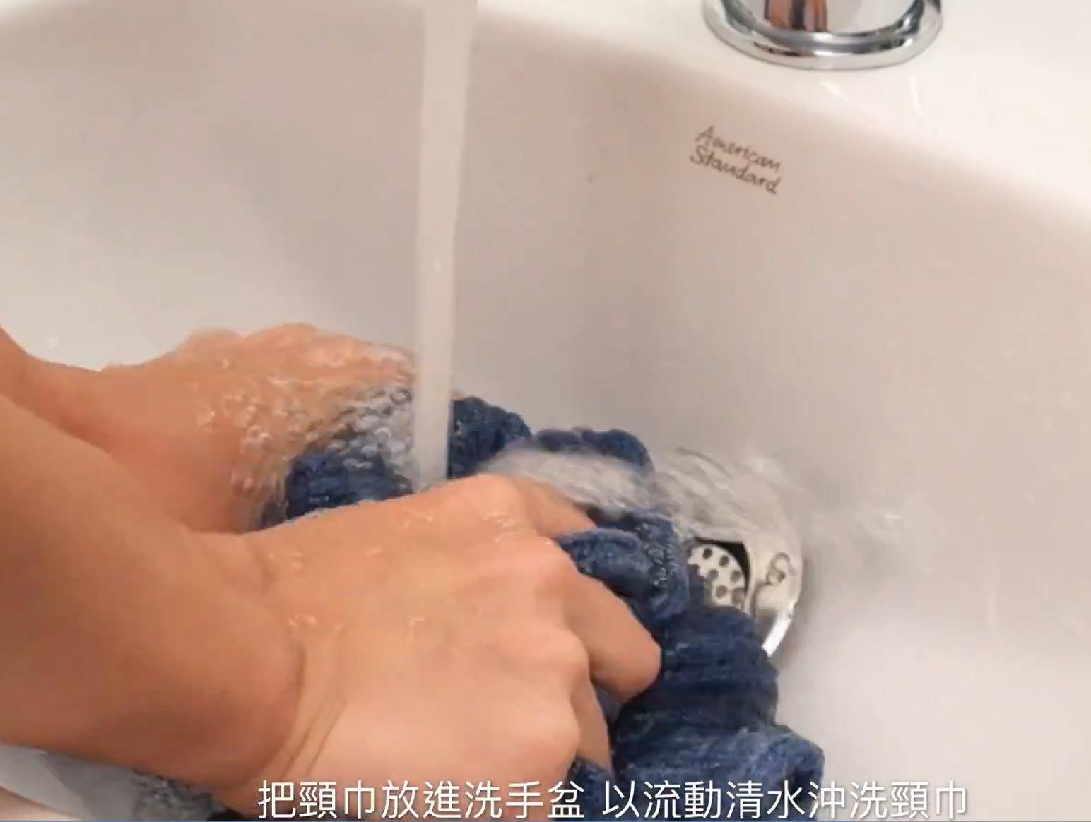 羊毛/Cashmere頸巾清洗丨手洗方法教學,把頸巾放進洗手盆,以流動清水沖洗頸巾