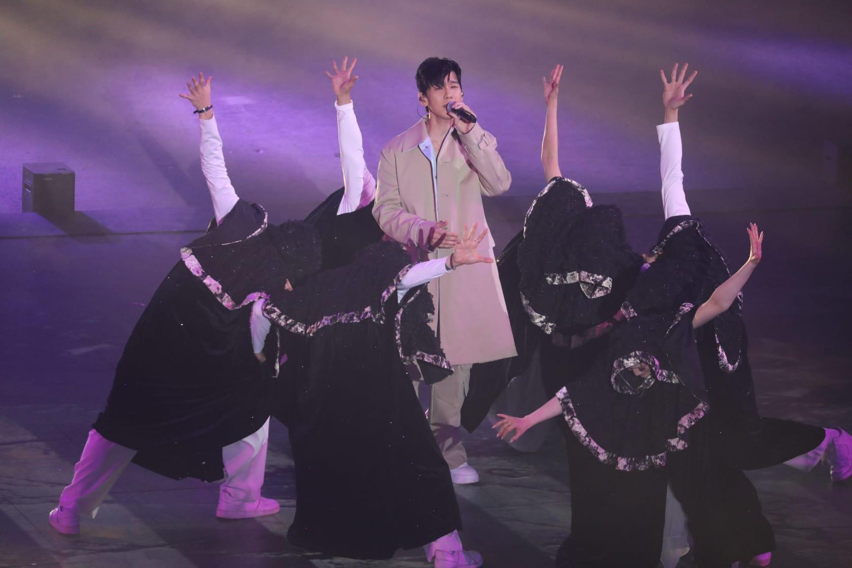 林奕匡於《第九屆全港運動會開幕禮》獻唱。(董立華攝)