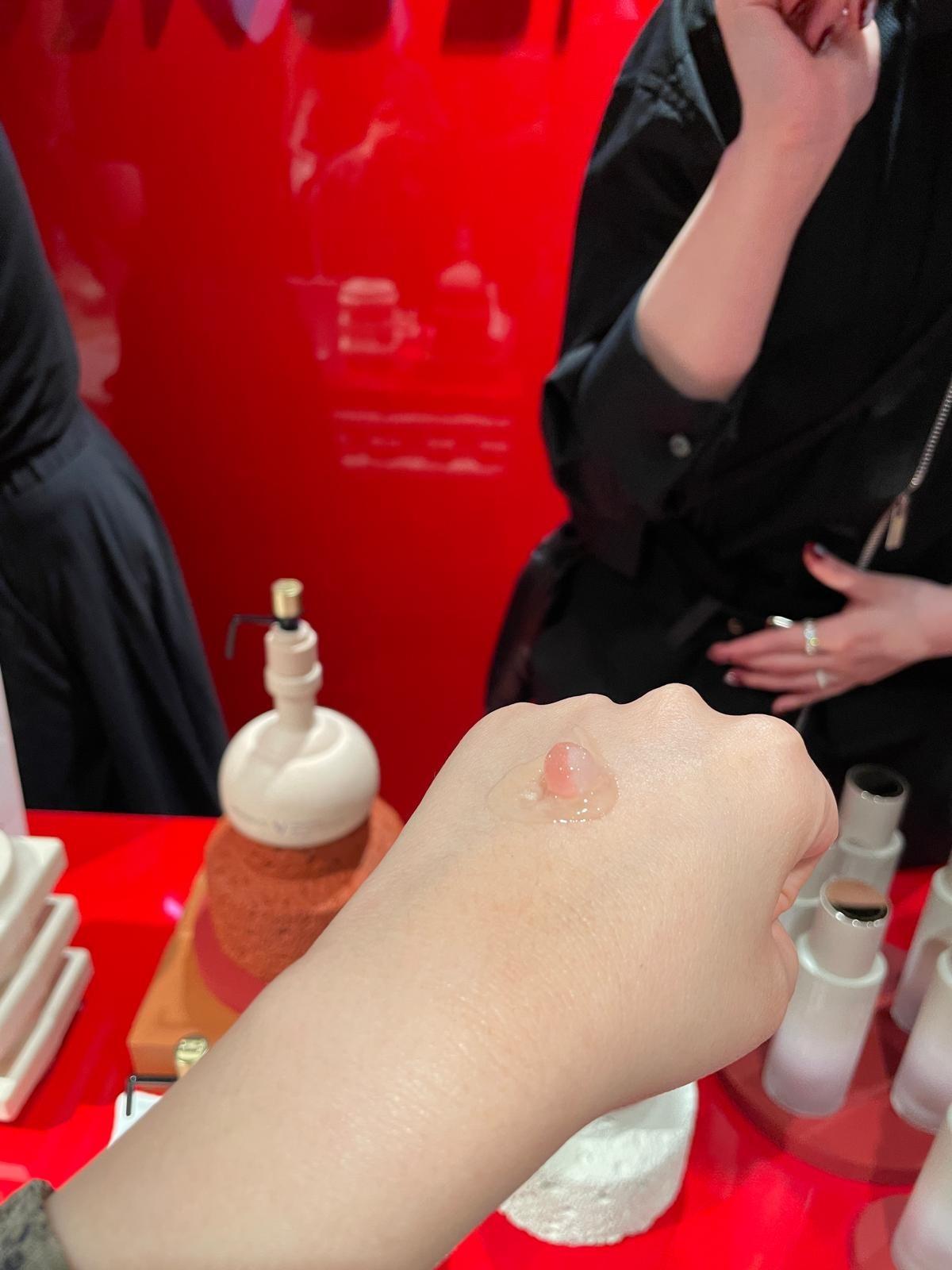 水凝防護幹細胞再生琉璃是品牌另一受歡迎產品,漸變粉紅能量球中的營養成分在與肌膚接觸時釋放,確保與其他活性成分新鮮融合,提供24小時的保護和保濕。